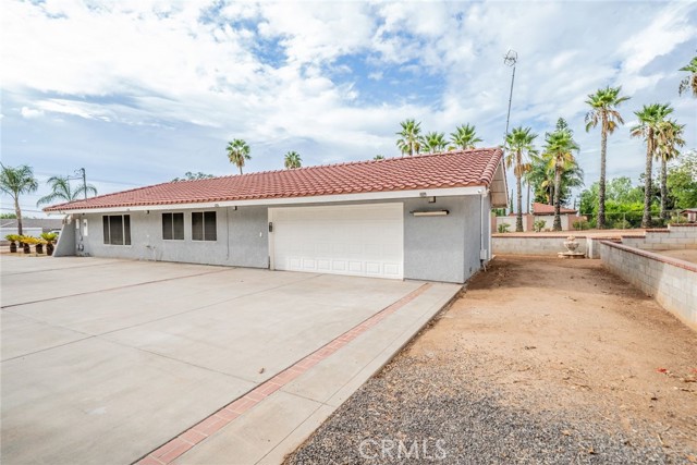 16600 Porter Avenue, Riverside CA: https://media.crmls.org/medias/00133e5e-e9ef-4b41-9b70-bdfd9a0f2e5c.jpg