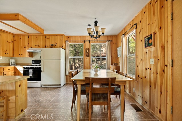 Detail Gallery Image 6 of 34 For 954 Crest Estates, Lake Arrowhead,  CA 92352 - 3 Beds | 2 Baths