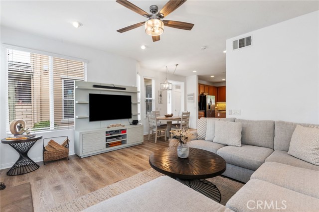 Detail Gallery Image 4 of 38 For 27563 Weeping Willow Dr, Valencia,  CA 91354 - 4 Beds | 2/1 Baths