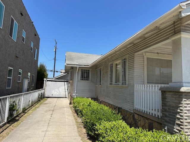 1045 Gladys Avenue, Long Beach CA: https://media.crmls.org/medias/001a48d5-b8ca-42f5-9c19-219dc2d719f4.jpg