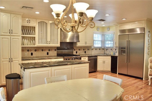 2024 N Kenwood Street, Burbank CA: https://media.crmls.org/medias/001a599a-999a-4ee7-9e0a-0efe02cf6000.jpg
