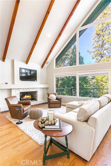 Detail Gallery Image 6 of 43 For 405 Brentwood Dr, Lake Arrowhead,  CA 92352 - 4 Beds | 2 Baths