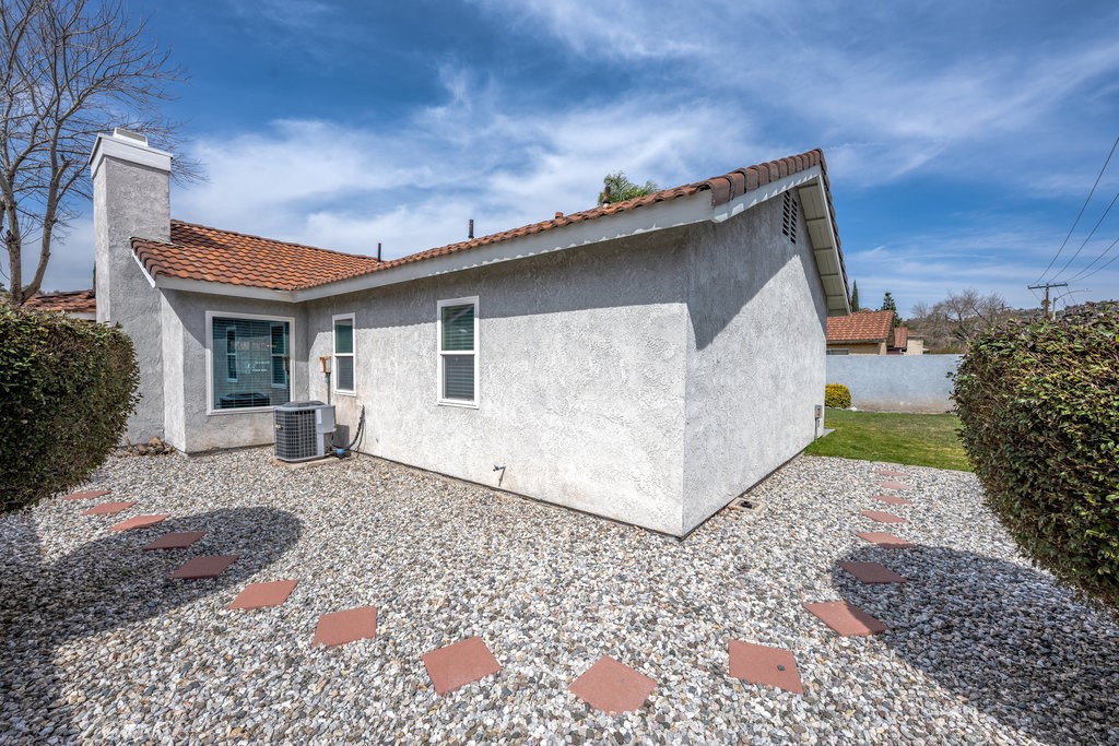 https://media.crmls.org/medias/001ec3b1-9c93-4774-bc04-955e26ee6aaa.jpg?preset=X-Large