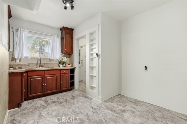 Detail Gallery Image 10 of 27 For 1159 W 54th St, Los Angeles,  CA 90037 - – Beds | – Baths