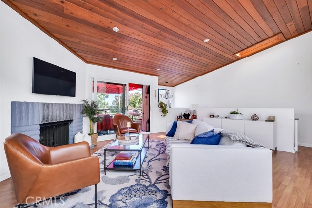 Detail Gallery Image 4 of 40 For 114 S Prospect #6,  Redondo Beach,  CA 90277 - 3 Beds | 2/1 Baths