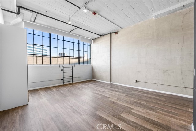 420 S San Pedro Street, Los Angeles CA: https://media.crmls.org/medias/002302ff-1c0f-4a3a-a5fb-8eda9cf6be01.jpg