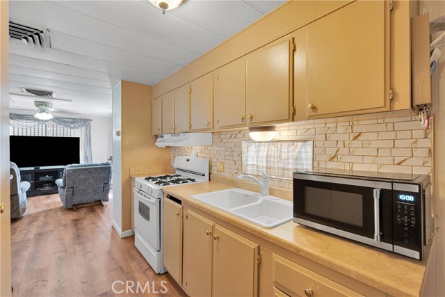 701 Montara Road, Barstow CA: https://media.crmls.org/medias/0024f5cf-a515-49f0-a79c-bd84534a43ed.jpg