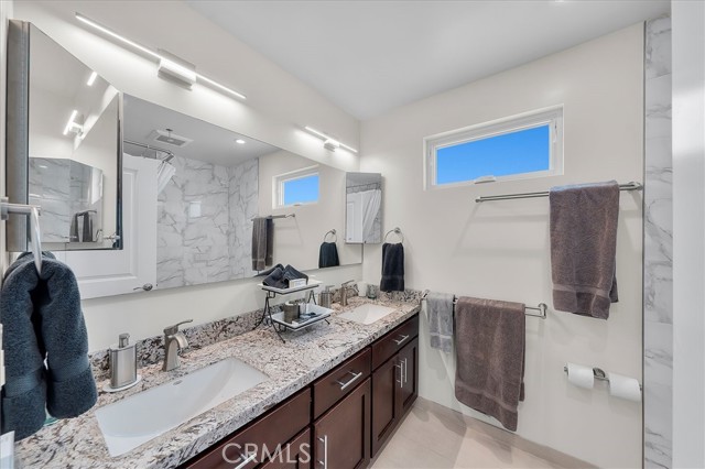 Detail Gallery Image 22 of 27 For 760 Manhattan Beach Blvd #B,  Manhattan Beach,  CA 90266 - 3 Beds | 3 Baths