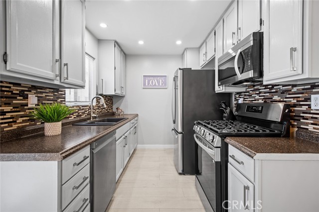 Detail Gallery Image 9 of 23 For 9901 Independence Ave #D,  Chatsworth,  CA 91311 - 2 Beds | 2 Baths