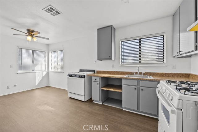 Detail Gallery Image 15 of 26 For 38501 Larkin Ave #4,  Palmdale,  CA 93550 - 2 Beds | 1 Baths