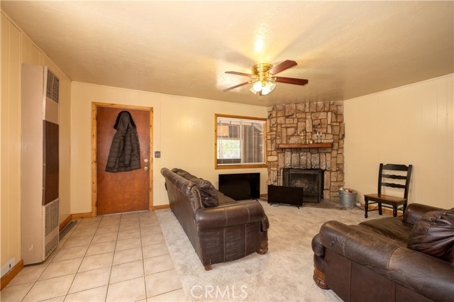 809 San Bernardino Avenue, Sugarloaf CA: https://media.crmls.org/medias/002b1ba6-d334-410d-bf36-87df703c2c37.jpg