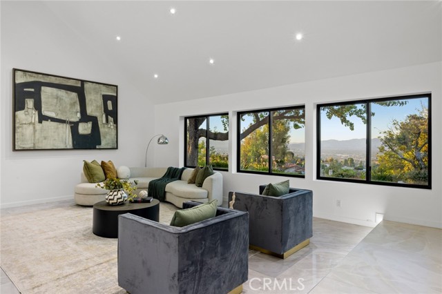 Detail Gallery Image 5 of 35 For 20101 Greenbriar Dr, Tarzana,  CA 91356 - 5 Beds | 4 Baths