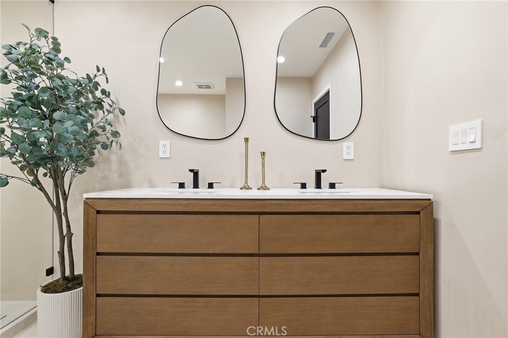 https://media.crmls.org/medias/002e7c45-a2ca-4631-87e3-ca75365531c9.jpg?preset=X-Large