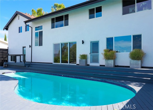 Detail Gallery Image 2 of 28 For 5177 Medina Rd, Woodland Hills,  CA 91364 - 3 Beds | 3 Baths