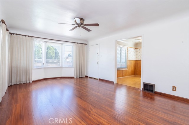 Detail Gallery Image 6 of 24 For 6909 Peach Ave, Van Nuys,  CA 91406 - 4 Beds | 2 Baths