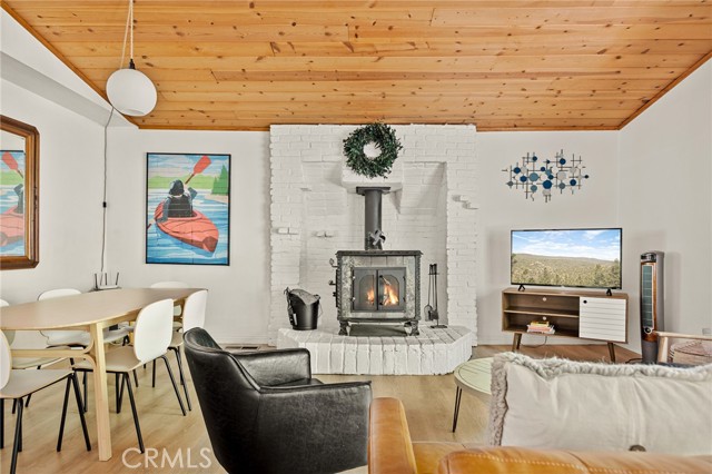 Detail Gallery Image 11 of 31 For 1080 Chateau Dr, Crestline,  CA 92325 - 3 Beds | 2/1 Baths