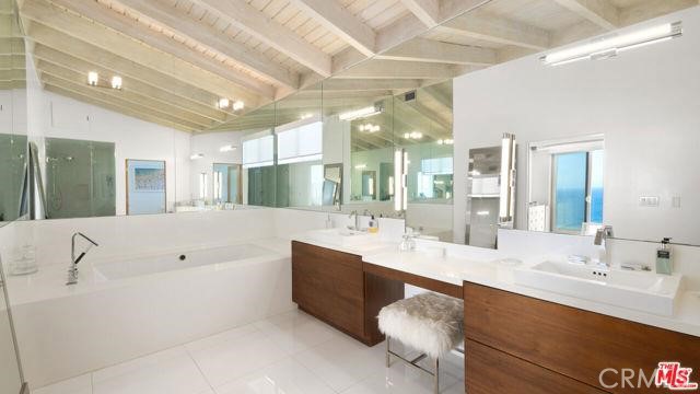 Detail Gallery Image 35 of 69 For 31654 Broad Beach Rd, Malibu,  CA 90265 - 4 Beds | 3/1 Baths