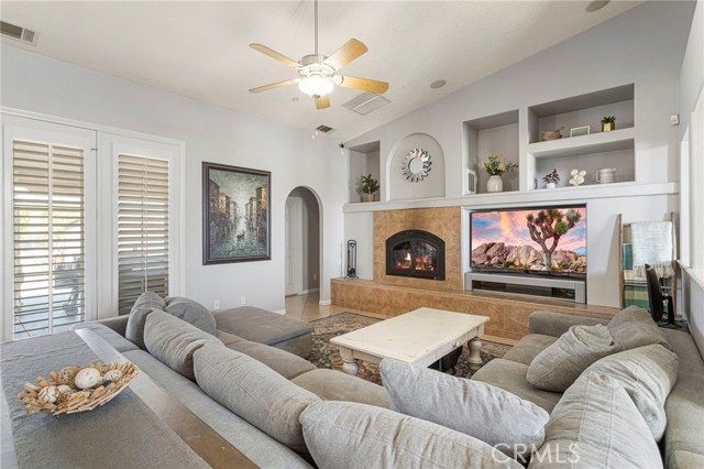 Detail Gallery Image 3 of 52 For 7360 Braceo St, Oak Hills,  CA 92344 - 5 Beds | 3/1 Baths
