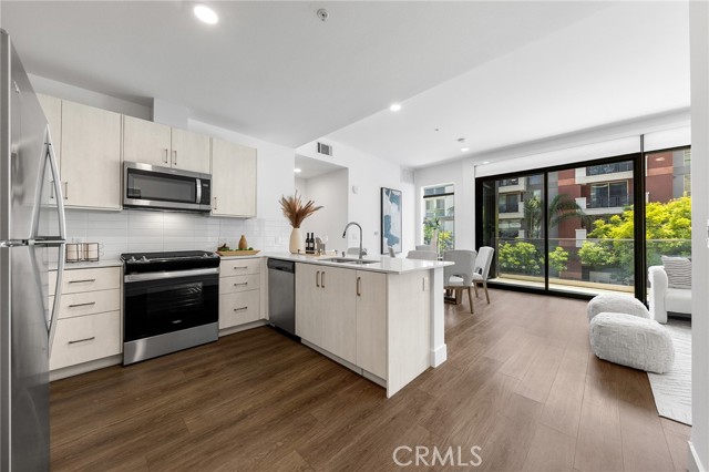 709 E Walnut Street, Pasadena CA: https://media.crmls.org/medias/00453631-6546-4971-b178-0a40458e4c31.jpg
