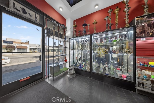 12816 Victory Boulevard, Valley Glen CA: https://media.crmls.org/medias/004669c3-6409-4280-85e4-522f0d7189e7.jpg