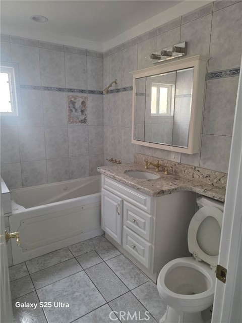 Detail Gallery Image 14 of 18 For 521 E Valencia Ave a,  Burbank,  CA 91501 - 2 Beds | 2 Baths