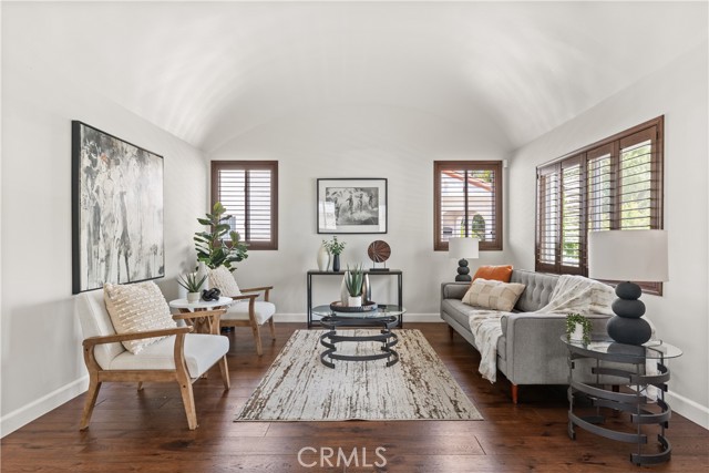 933 N Lincoln Street, Burbank CA: https://media.crmls.org/medias/004758c7-8d5e-459d-af02-6d9a47b8d9ed.jpg