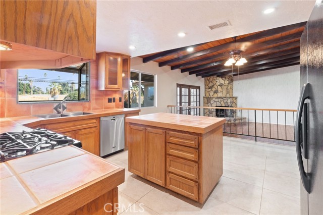 Detail Gallery Image 4 of 58 For 2107 Pine Crest Dr, Corona,  CA 92882 - 4 Beds | 2/1 Baths