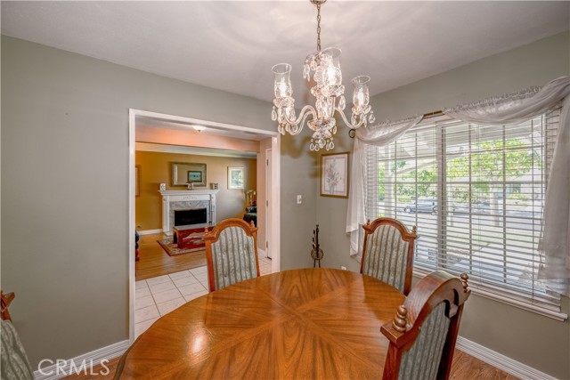 Detail Gallery Image 7 of 33 For 27812 Rosamond Dr, Canyon Country,  CA 91351 - 5 Beds | 2 Baths