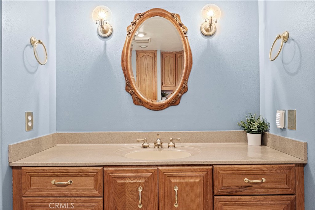 https://media.crmls.org/medias/004f776c-1914-4320-9f34-a10532b6078c.jpg?preset=X-Large