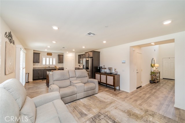 Detail Gallery Image 3 of 31 For 8346 Woodrose St, Jurupa Valley,  CA 92509 - 3 Beds | 2/1 Baths
