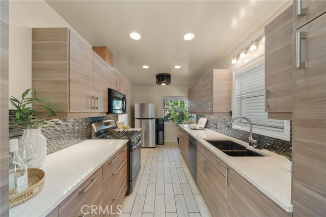 Detail Gallery Image 3 of 24 For 2027 E Appleton #1,  Long Beach,  CA 90803 - 2 Beds | 2 Baths