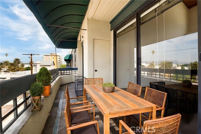435 S La Fayette Park Place, Los Angeles CA: https://media.crmls.org/medias/0052ffb4-c84a-4bf2-aa4b-991d690e1f4f.jpg