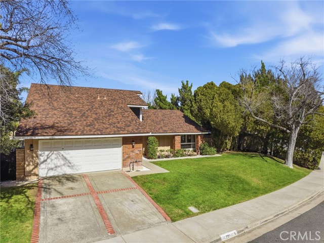 Detail Gallery Image 2 of 41 For 23943 via Flamenco, Valencia,  CA 91355 - 5 Beds | 3 Baths