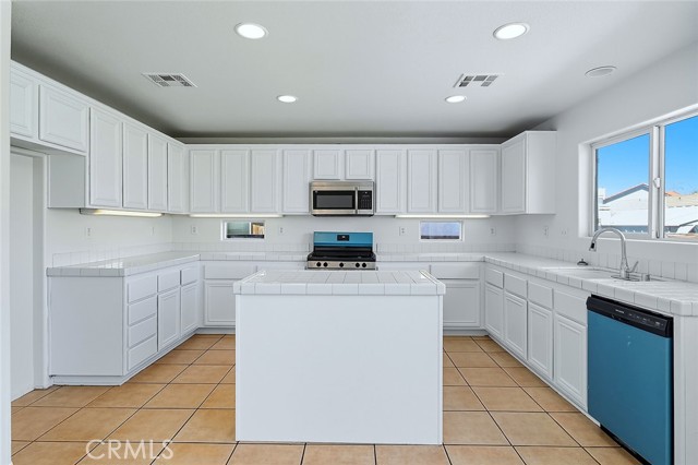 Detail Gallery Image 12 of 43 For 9373 Dragon Tree, Hesperia,  CA 92344 - 4 Beds | 3 Baths