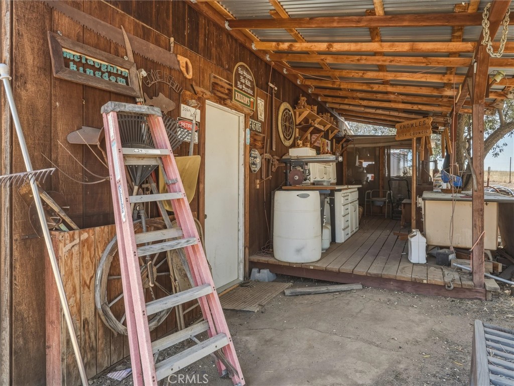 https://media.crmls.org/medias/00551f59-bfb9-44c3-b240-8d31a3a5781f.jpg?preset=X-Large