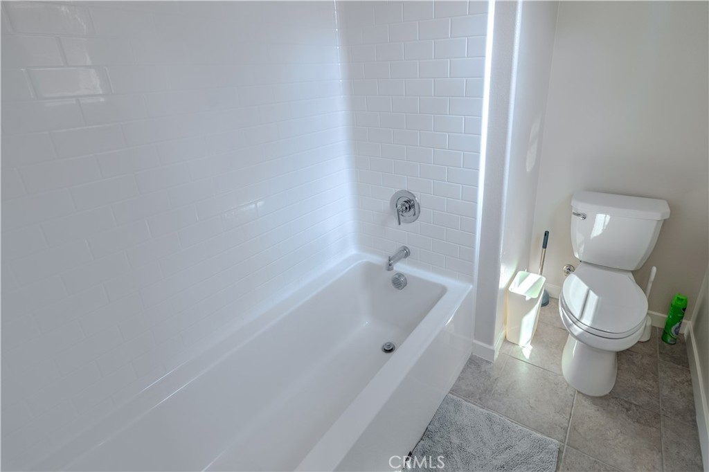 https://media.crmls.org/medias/00555e2b-746a-4e95-b725-89de171fd9a1.jpg?preset=X-Large