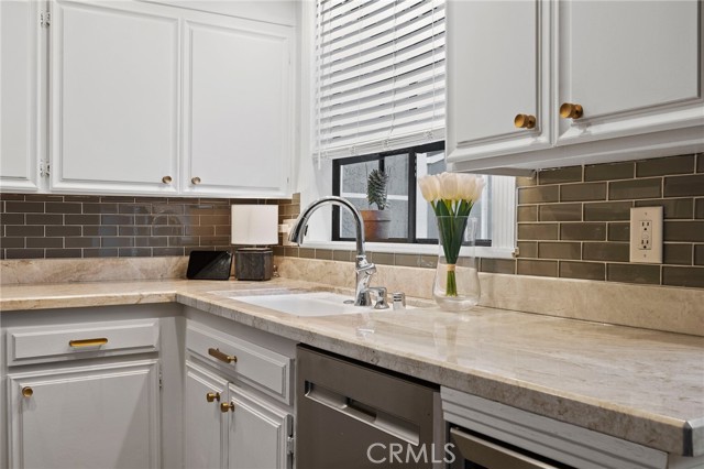 Detail Gallery Image 12 of 46 For 5100 Riverton Ave #14,  North Hollywood,  CA 91601 - 3 Beds | 2/1 Baths