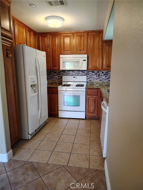 Detail Gallery Image 6 of 12 For 19229 Palo Verde Dr, Apple Valley,  CA 92308 - 2 Beds | 2 Baths