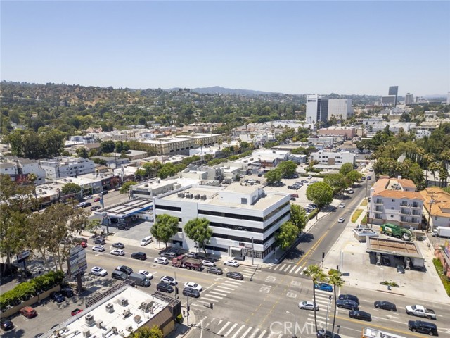 4419 Van Nuys Boulevard, Sherman Oaks CA: https://media.crmls.org/medias/005ae89f-8ea8-4e25-9346-9b158c4af3d7.jpg
