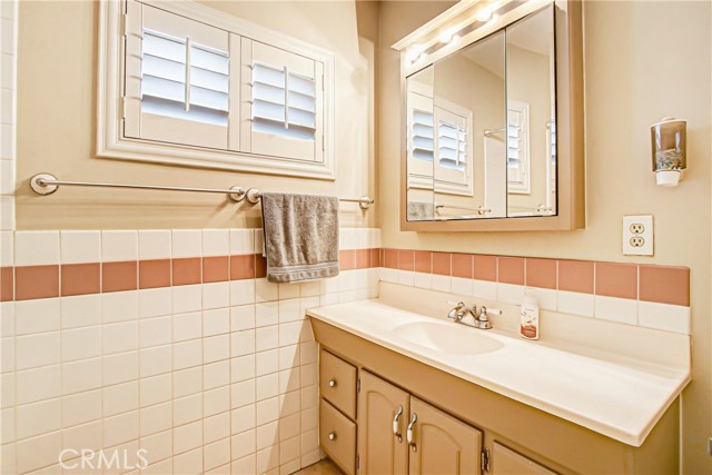Detail Gallery Image 11 of 17 For 16510 Iris, Fontana,  CA 92335 - 3 Beds | 2 Baths