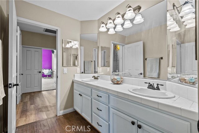 Detail Gallery Image 34 of 61 For 15355 Michael Crest Dr, Canyon Country,  CA 91387 - 5 Beds | 3/1 Baths