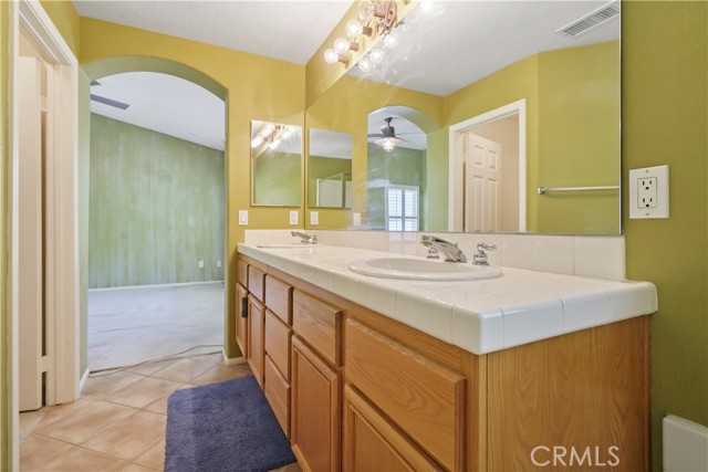28445 Silverking Trail, Saugus CA: https://media.crmls.org/medias/0062b7d5-2433-4ddf-b3cc-9549d3c865df.jpg