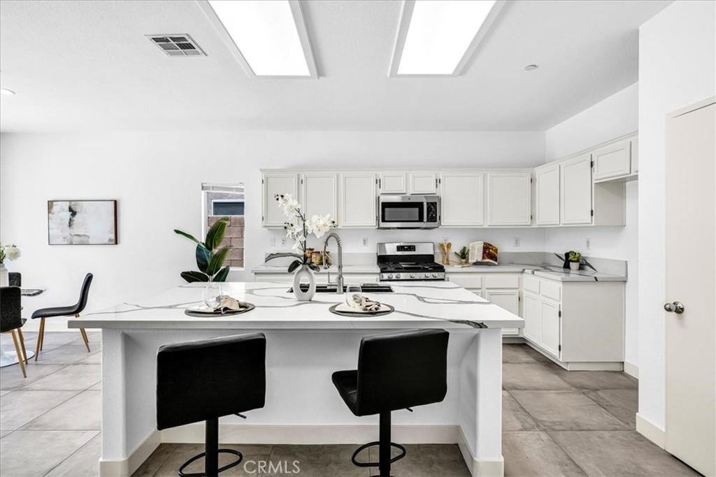 MLS #OC25102142 image #23