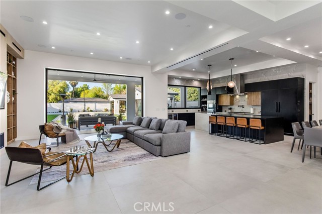 Detail Gallery Image 11 of 75 For 22745 Califa St, Woodland Hills,  CA 91367 - 5 Beds | 4 Baths