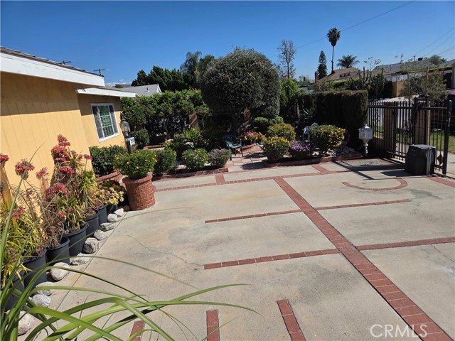 Detail Gallery Image 4 of 8 For 11223 Stagg, Sun Valley,  CA 91352 - 3 Beds | 2 Baths