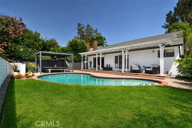 12614 Morrison Street, Valley Village CA: https://media.crmls.org/medias/006ad11d-8d9b-4e3c-bff4-ab79088cb00e.jpg
