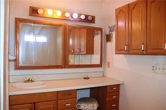 Detail Gallery Image 12 of 18 For 9632 Juniper St, Apple Valley,  CA 92308 - 5 Beds | 3 Baths