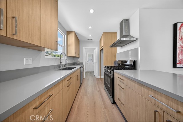 Detail Gallery Image 4 of 44 For 6820 Jellico Ave, Lake Balboa,  CA 91406 - 3 Beds | 2 Baths