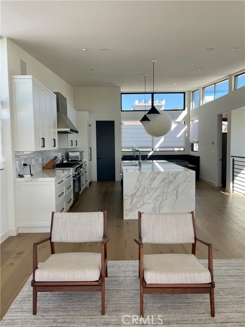 Light filled kitchen. Custom window coverings.