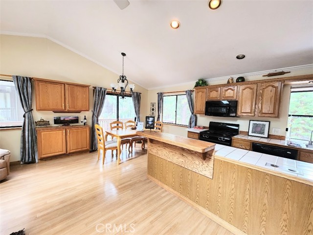 Detail Gallery Image 9 of 39 For 41984 Mapleleaf Dr, Big Bear Lake,  CA 92315 - 4 Beds | 2/1 Baths